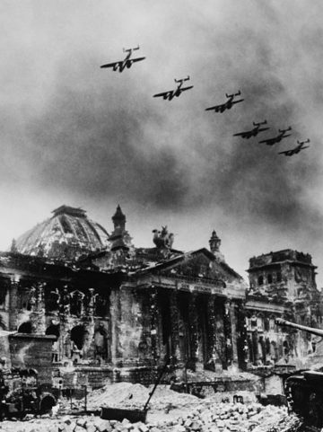 Aviones sobre el edificio del Parlamento Alemán, el Reichstag. Foto: Jewgeni Chaldej